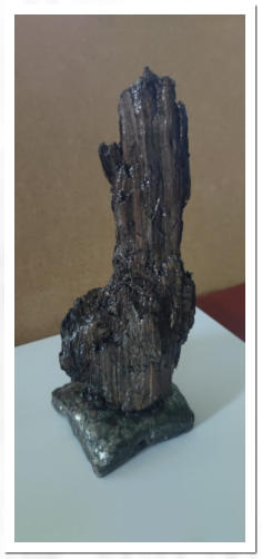 Lackiertes Fundholz mit Gußbetonsockel