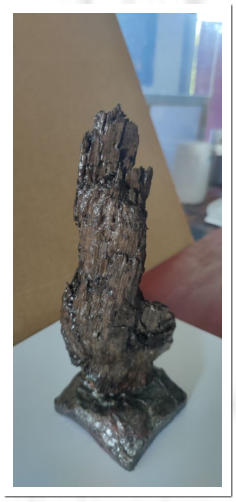 Lackiertes Fundholz mit Gußbetonsockel